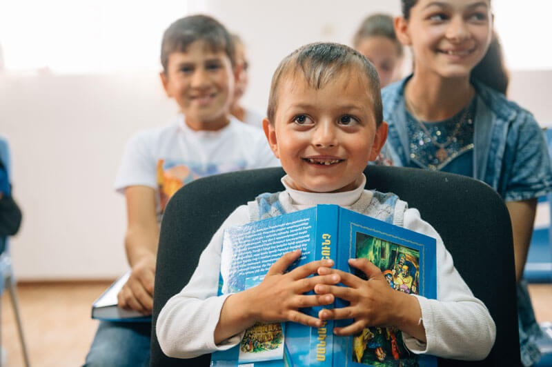 Niño armenio con un libro