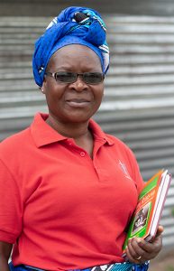 Mujer con un libro en la mano