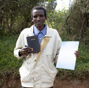 Enoce con su Biblia y su certificado
