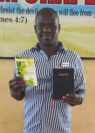 Eric en prisión con su folleto y su Biblia