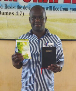 Eric en prisión con su folleto y su Biblia