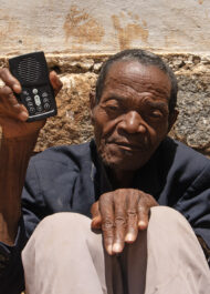Retrato de Gabrielah, de 95 años, con su querida Biblia en audio.