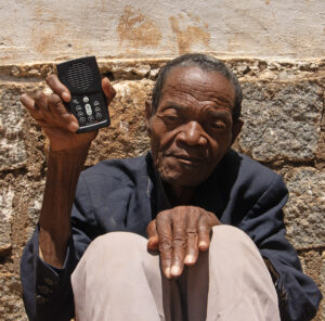 Retrato de Gabrielah, de 95 años, con su querida Biblia en audio.