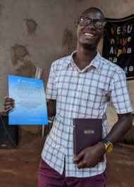 Vianney com o seu certificado e a sua Bíblia